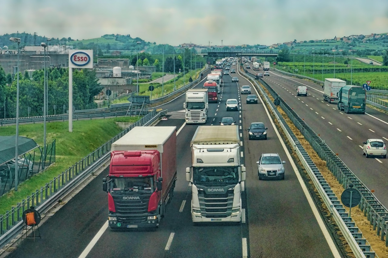 Kamion na autocesti — cestovni prijevoz